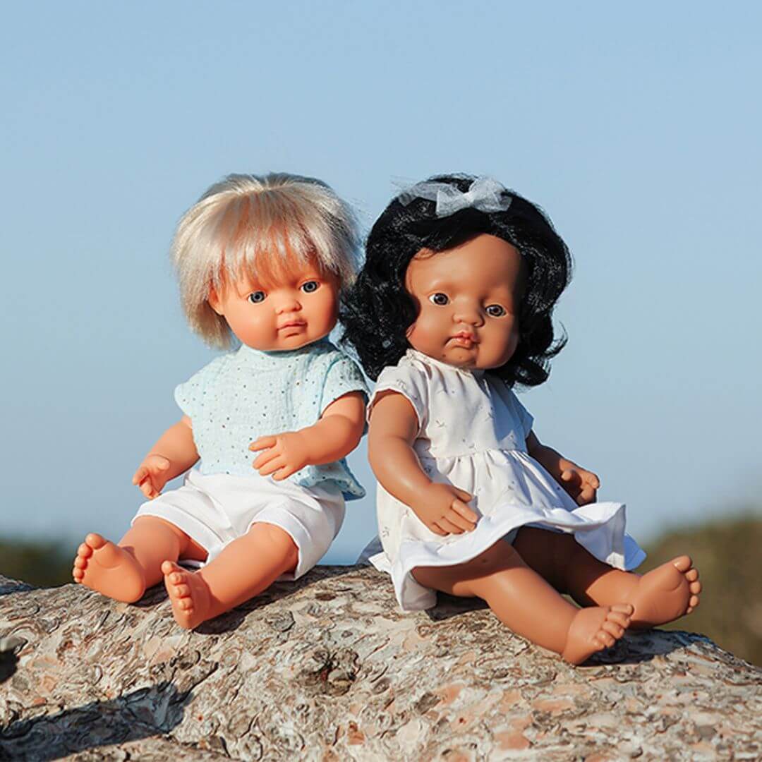 Miniland My Friends & Me 15" 西班牙裔女孩玩偶，用于包容游戏