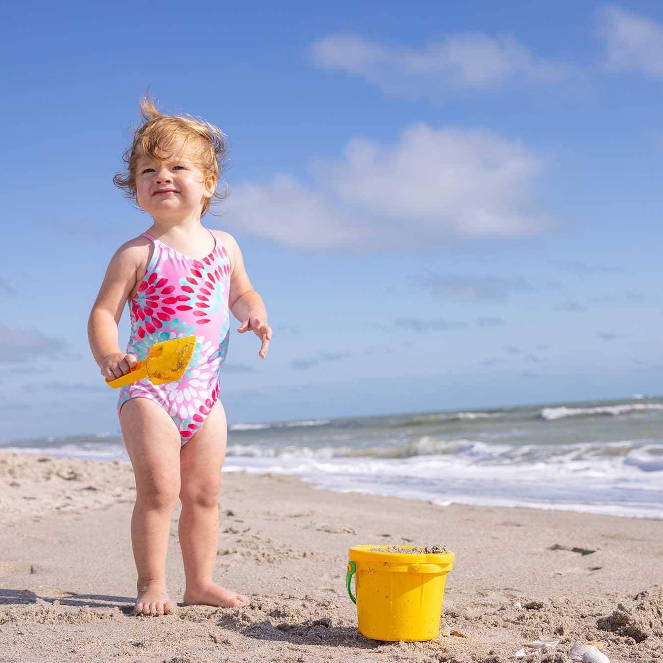 Spielstabil Small Sand Scoop with Easy-Grip Handle for Beach Play