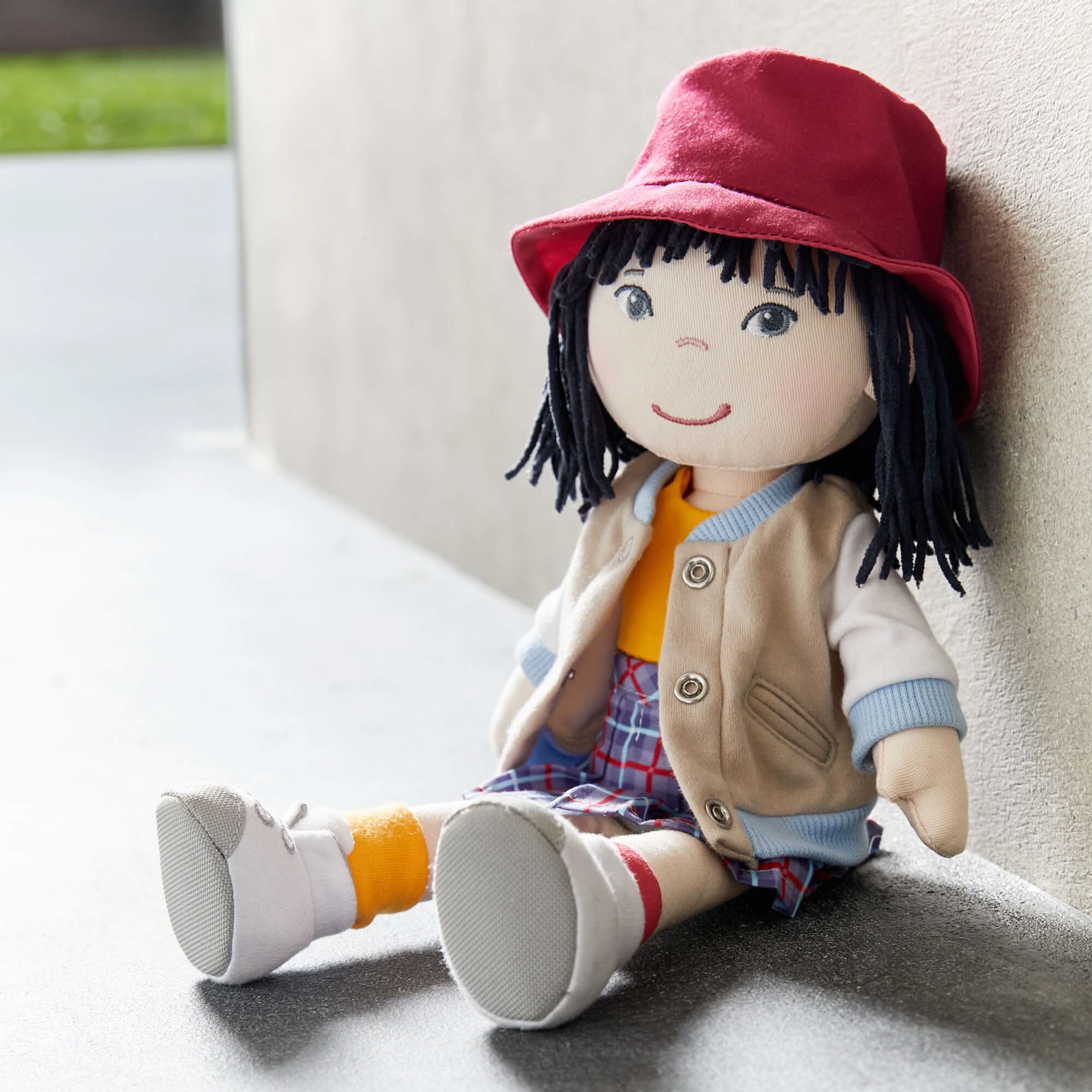 Yuki 12" 软体娃娃，配红色渔夫帽和格纹裙